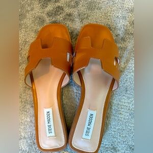 Steve Madden flat sandals. EUC